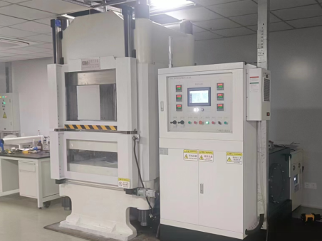 一块板材的变形记：热压成型机如何塑造你的生活